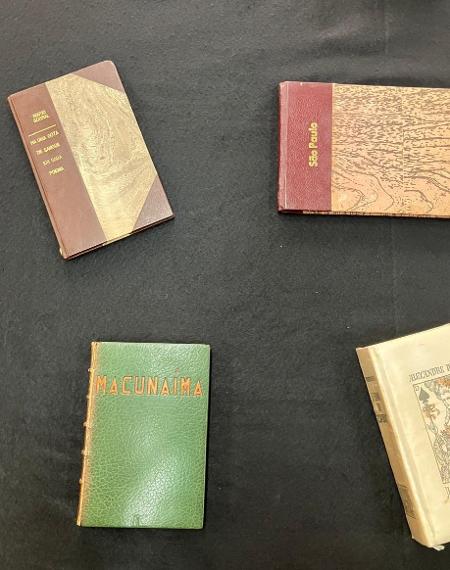 Dois livros à esquerda são do escritor Mário de Andrade