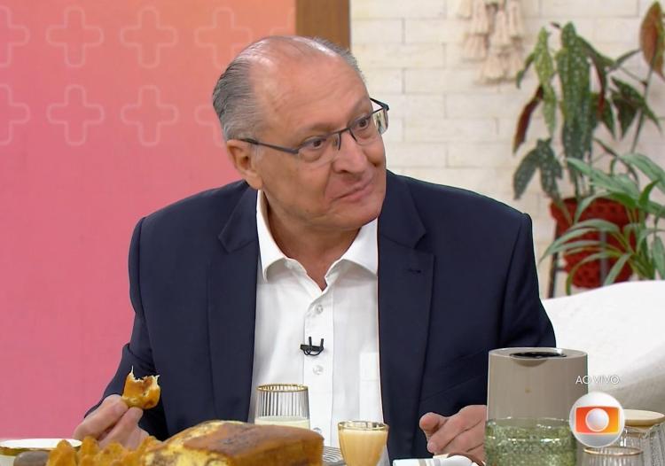 Geraldo Alckmin experimenta coxinha no programa de Ana Maria Braga; apresentadora ofereceu quitutes ao vice-presidente no Mais Você
