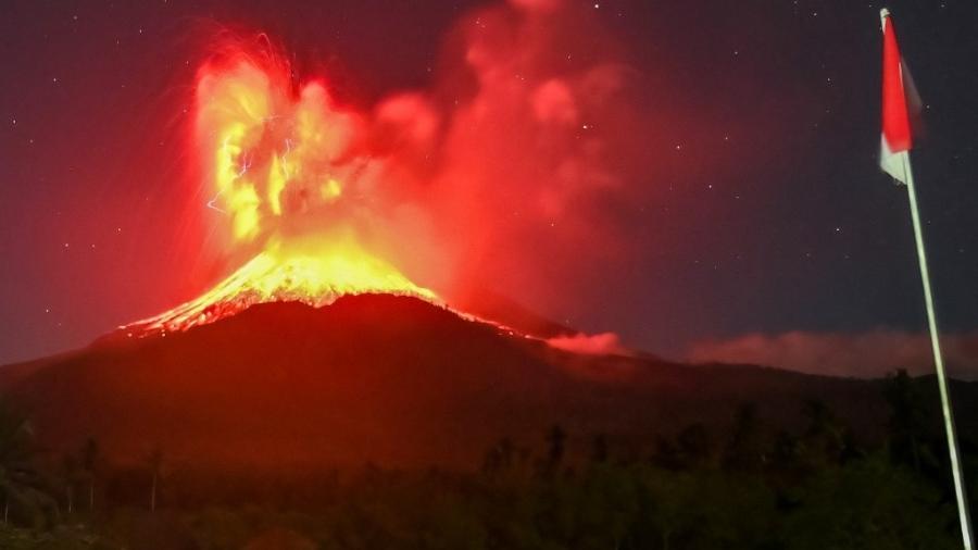 Monte Lewotobi Laki-Laki expelindo lava e cinzas vulcânicas a aproximadamente 10 quilômetros de altura durante sua erupção Monte Lewotobi Laki-Laki expelindo lava e cinzas vulcânicas a aproximadamente 10 quilômetros de altura durante sua erupção