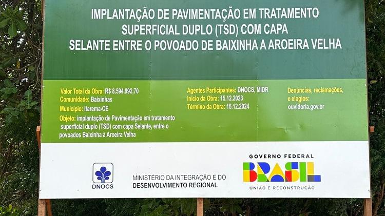 Placa de obra de pavimentação no município de Itarema (CE)