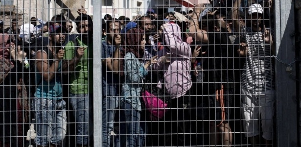 Imigrantes esperam por registro próximo a posto da polícia em Lesbos (Grécia) - Angelos Tzortzinis/AFP