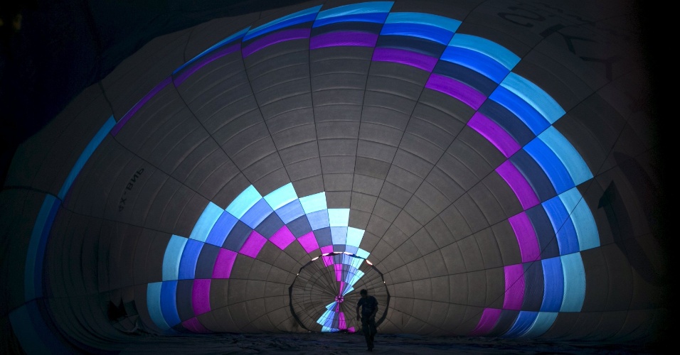 30.set.2015 - Um balão é preparado para vôo durante festival internacional de balão de ar quente no parque Nacional Maayan Harod, no norte de Israel