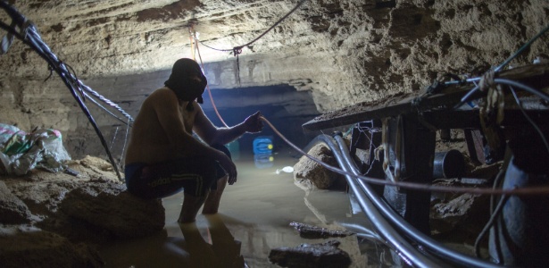 Palestino segura cabo de luz em um dos túneis entre o Egito e a Faixa de Gaza - Wissma Nassar