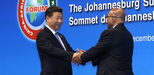 O presidente chinês, Xi Jinping (esq.), cumprimenta o presidente da África do Sul, Jacob Zuma, em cerimônia da Cúpula de Johanerburgo do Foro de Cooperação sino-africano - Pang Xinglei/Xinhua
