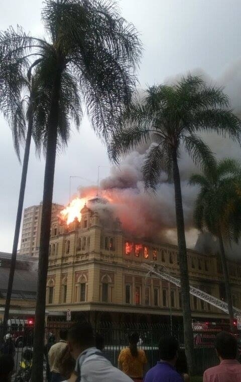 21.dez.2015 - Um incêndio de grandes proporções atinge o Museu da Língua Portuguesa, na região central de São Paulo. Não há informações sobre as causas de incêndio e se há vítimas - Aline Stivaletti