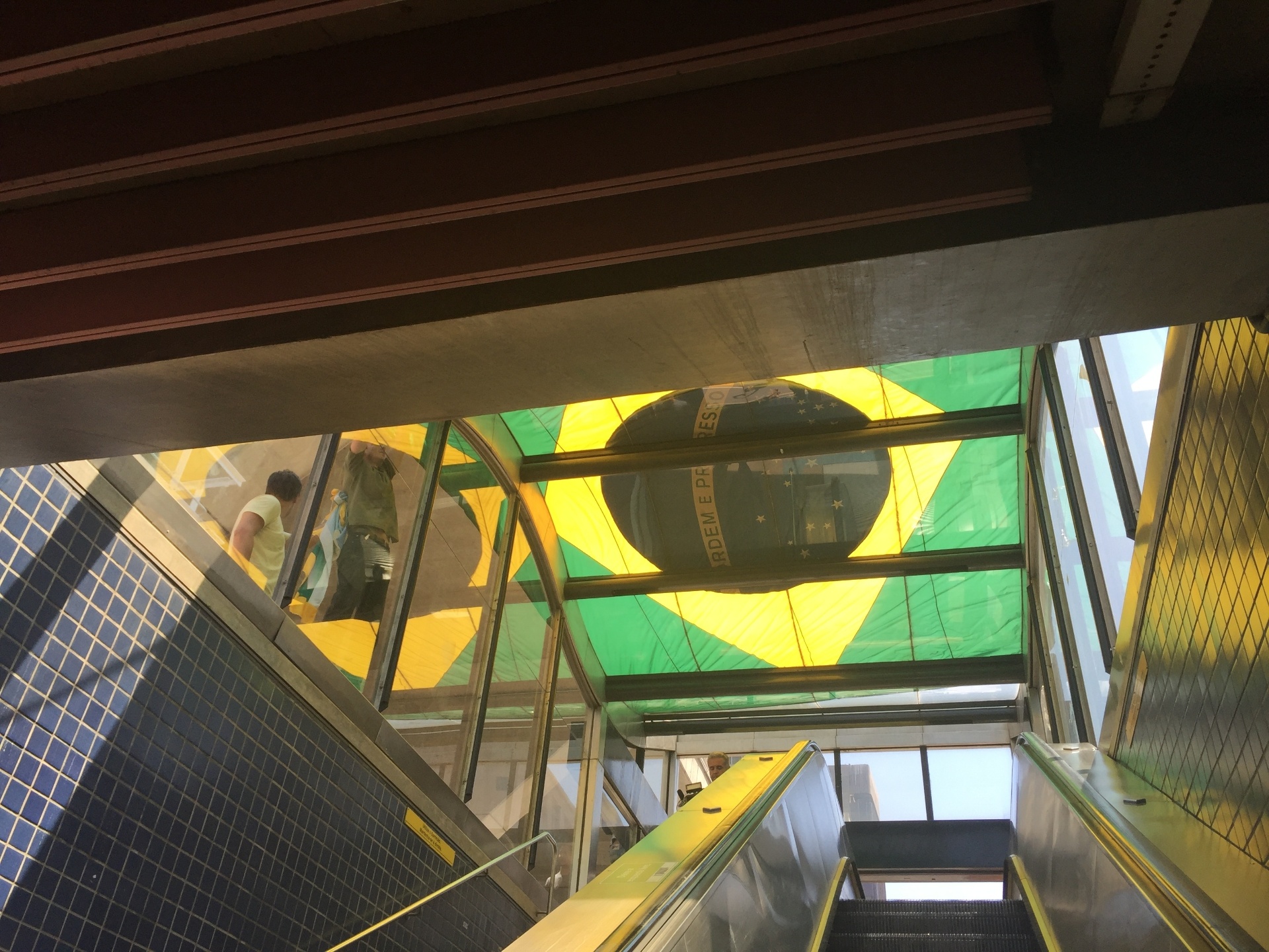 Uma grande bandeira do Brasil foi estendida sobre a marquise do Metrô Trianon, mas foi retirada pouco depois - Pablo Raphael/UOL