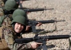 Mulheres enfrentam preconceito e missões noturnas no Exército do Afeganistão - Mohammad Ismail/Reuters