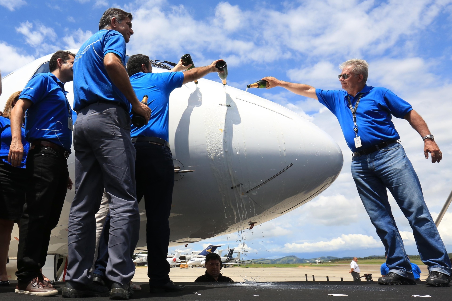 Embraer apresenta novo jato comercial E195-E2 - Ricardo Matsukawa / UOL