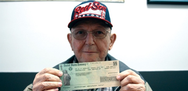 Bruce Rideout mostra o cheque no valor de US$ 0,02 - Reprodução/ The Daily Item