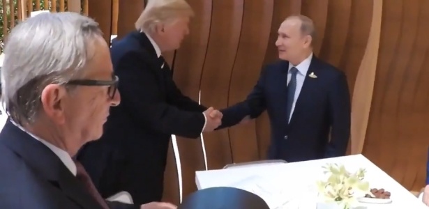 7.jul.2017 - Donald Trump e Vladimir Putin se cumprimentam durante o G20 - Reuters
