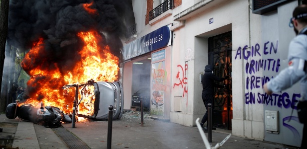 1º.mai.2018 - Manifestantes incendeiam veículos durante protestos do 1º de Maio em Paris, na França - REUTERS/Christian Hartmann 