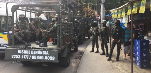 25.jul.2018 - Forças Armadas reforçam cerco da PM à Rocinha, no Rio - Luis Kawaguti/UOL