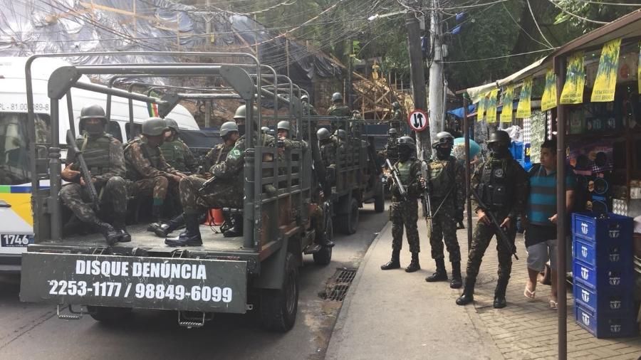 Forças Armadas reforçam cerco da PM à Rocinha, no Rio - Luis Kawaguti/UOL