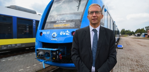 CEO da Alstom, Henri Poupart-Lafarge em frente ao primeiro trem movido a hidrogênio  - PATRIK STOLLARZ/AFP