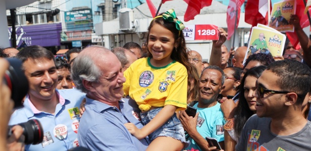 Candidato à Presidência da República pelo PDT, Ciro Gomes segura menina em ato de campanha em Duque de Caxias (RJ)
