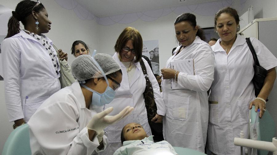 Médicos cubanos durante uma sessão de treinamento em uma clínica de Brasília, em 2013 - Eraldo Peres/AFP