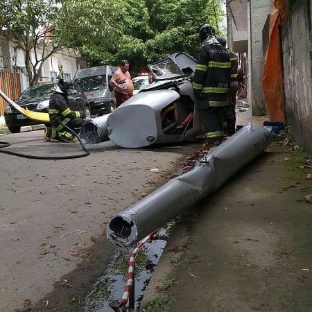 Helicóptero cai em Ubatuba, no litoral norte de São Paulo, e deixa um pedestre morto - Reprodução