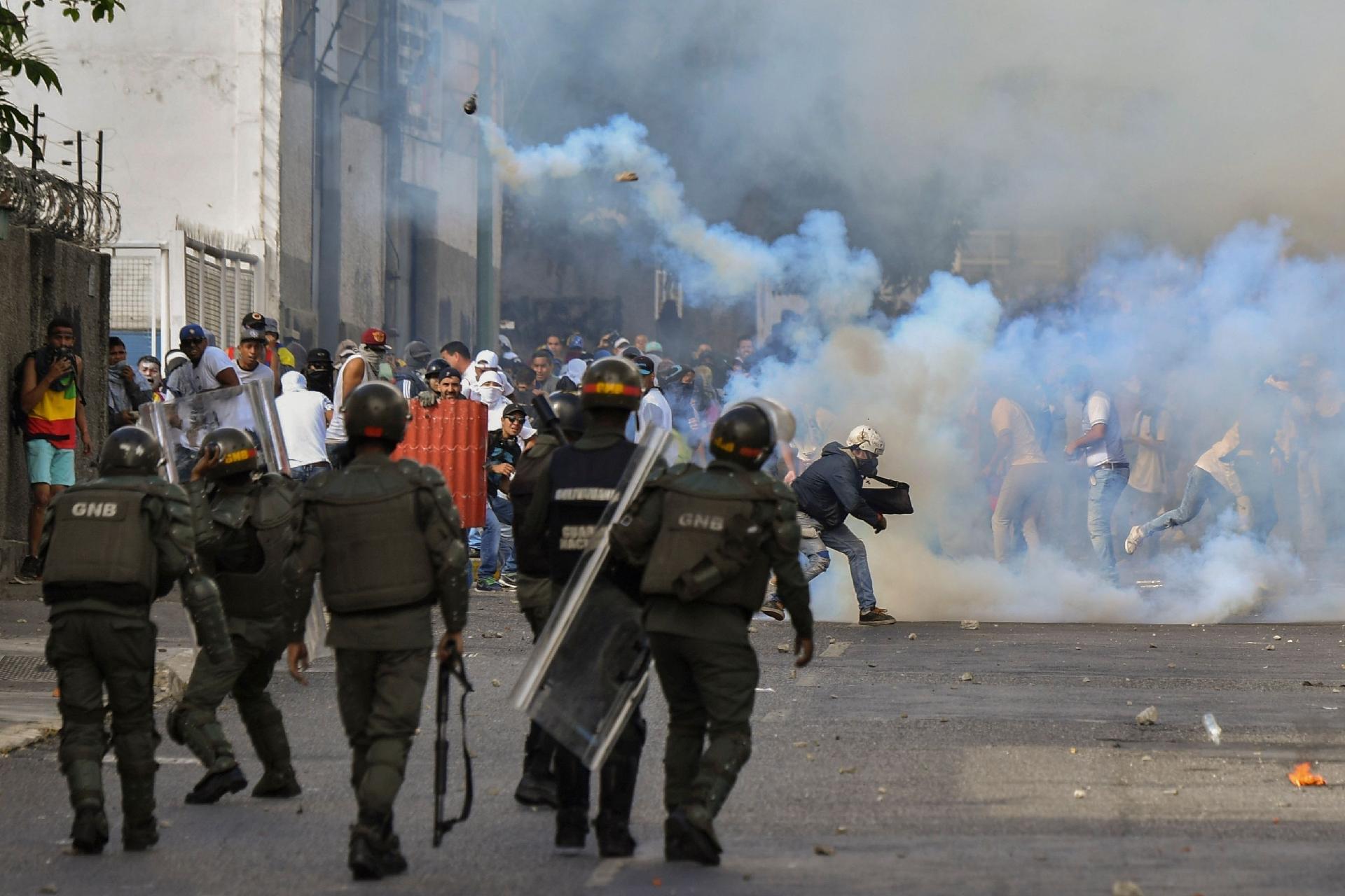 Resultado de imagem para Manifestantes e polÃ­cia prÃ³ Maduro entram em confronto
