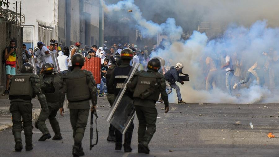 24.jan.2019 - Manifestantes e policiais entram em confronto com policiais durante protesto contra o governo de Nicolás Maduro em Tijuana, em Caracas, na Venezuela - Yuri Cortez/AFP