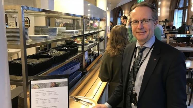 - no pais escandinavo deputados como per arne hkansson encaram fila para almocar no bandejao 1550347738566 v2 750x421 - Na Suécia, deputados não têm assessores, dormem em quitinete e pagam pelo cafezinho JONAS ESBJÖRNSSON - no pais escandinavo deputados como per arne hkansson encaram fila para almocar no bandejao 1550347738566 v2 750x421 - Na Suécia, deputados não têm assessores, dormem em quitinete e pagam pelo cafezinho