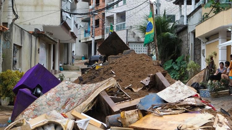 14.abr.2019 - Detalhes do entorno da área onde homens do Corpo de Bombeiros e da Defesa Civil trabalhavam no domingo no local do desabamento de dois prédios, construídos ilegalmente na comunidade da Muzema, ocorrido na última sexta a zona oeste do Rio de Janeiro - Wilson Junior/Estadão Conteúdo - Wilson Junior/Estadão Conteúdo