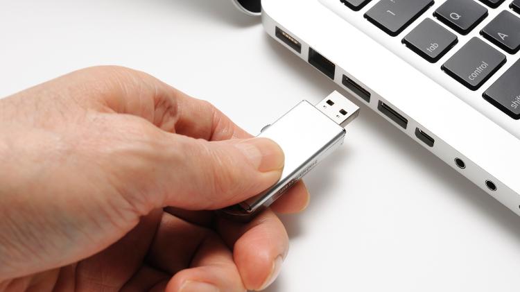 pen drive; computador; usb; notebook - Getty Images/iStockphoto - Getty Images/iStockphoto
