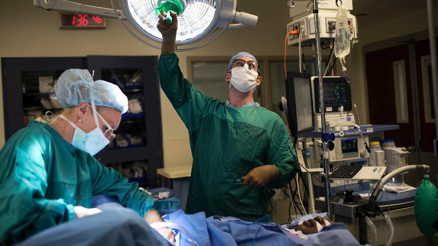 A médica Ivona Percec faz cirurgia de reconstrução de clitóris, em hospital na Filadélfia, em mulher vítima de mutilação genital - Maddie McGarvey/The New York Times