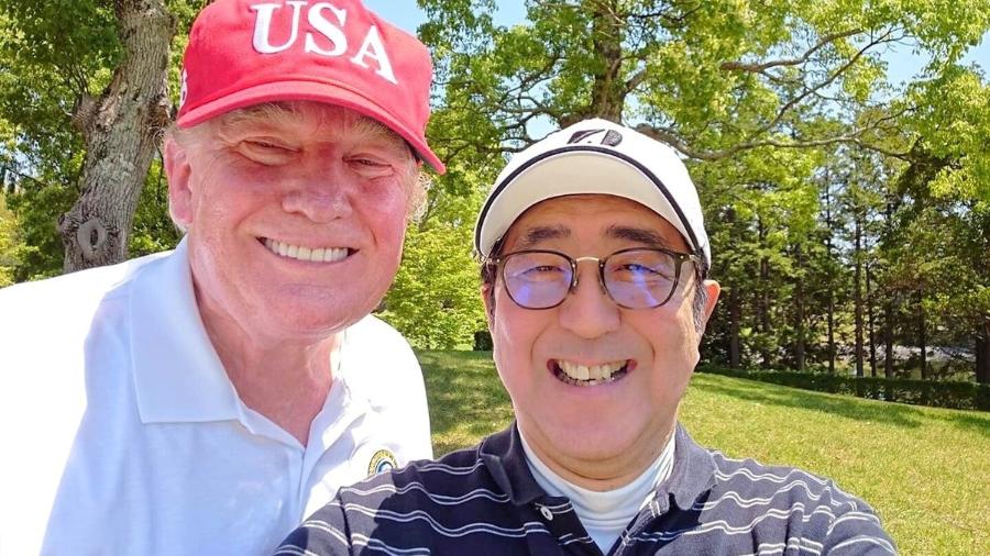 26.maio.2019 - Primeiro ministro do Japão, Shinzo Abe, posa para selfie com o presidente dos EUA, Donald Trump, no Mobara Country Club.  - Instagram @kantei/Reprodução