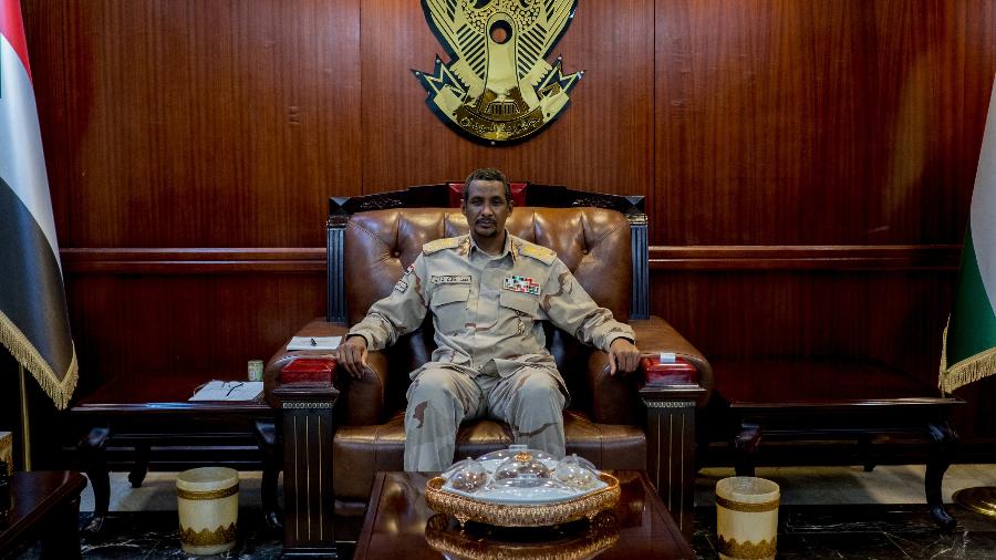 O tenente-general Mohamed Hamdan, também conhecido como Hemeti, governante de fato do Sudão, posa para foto na sede militar do país em Cartum - Declan Walsh/The New York Times