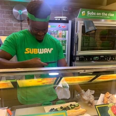 Jovem bêbada pede sanduíche inusitado no Subway, e foto viraliza na web -  06/09/2019 - UOL Notícias