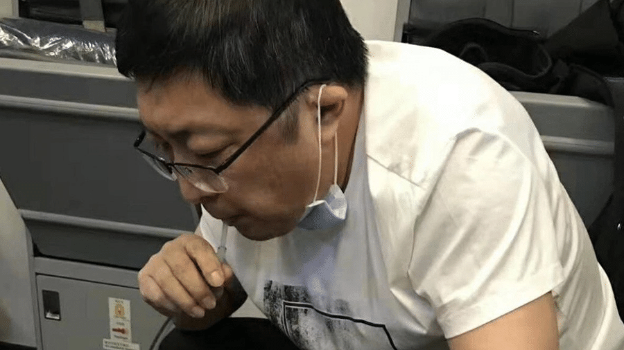 Médico usa canudo durante emergêncio em voo - Reprodução/YouTube