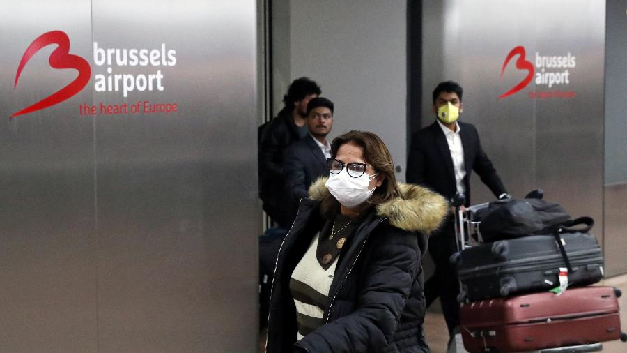Pessoas usam máscaras por causa do coronavírus no aeroporto internacional de Zaventem perto de Bruxelas, na Bélgica - Yves Herman/Reuters
