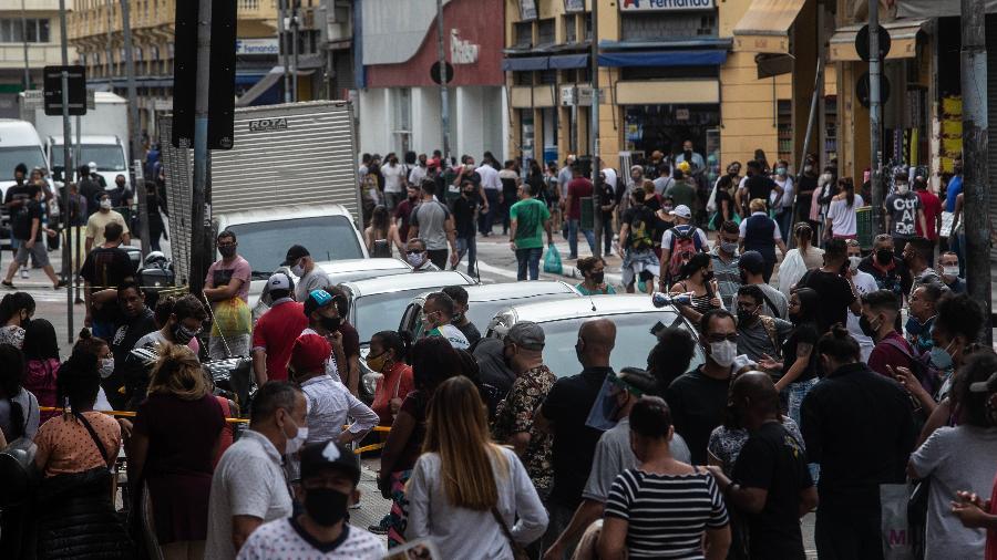 10.jun.2020 - Movimentação intensa em lojas da Rua 25 de Março - Werther Santana/Estadão Conteúdo