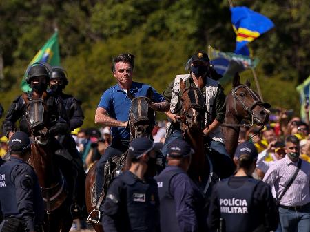 Jair Bolsonaro dá uma volta em cavalo da PM durante ato em Brasília de apoio ao governo em maio de 2020 - Pedro Ladeira/Folhapress