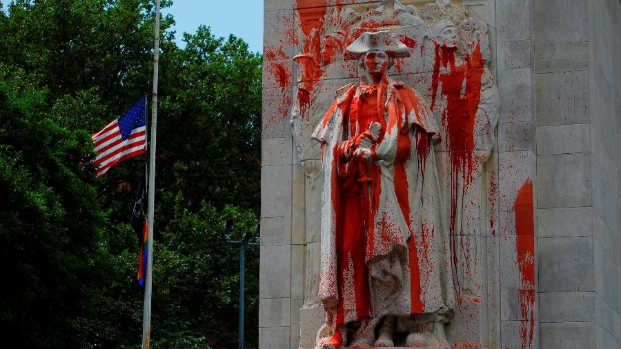 29.jun.2020 - Estátua de George Washington, em Nova York, foi manchada com tinta vermelha - Jason Szenes/Efe