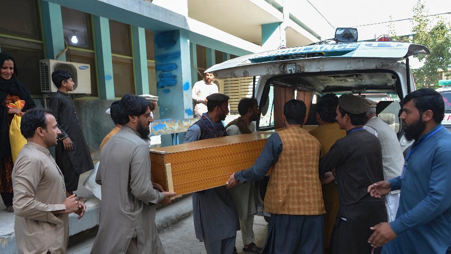 Parentes carregam caixão de vítima de tumulto em Jalalabad, no Afeganistão; ao menos 11 mulheres morreram - Noorullah Shirzada/AFP
