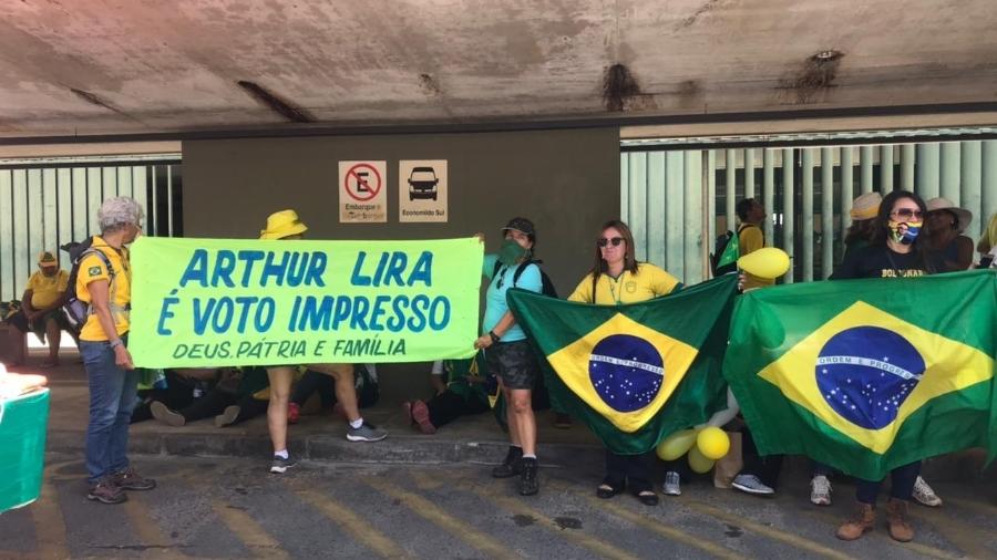 1º.fev.2021 - Bolsonaristas se aglomeram em entrada do Congresso para manifestar apoio a Arthur Lira (PP-AL) à presidência da Câmara - Natalia Lazaro/UOL