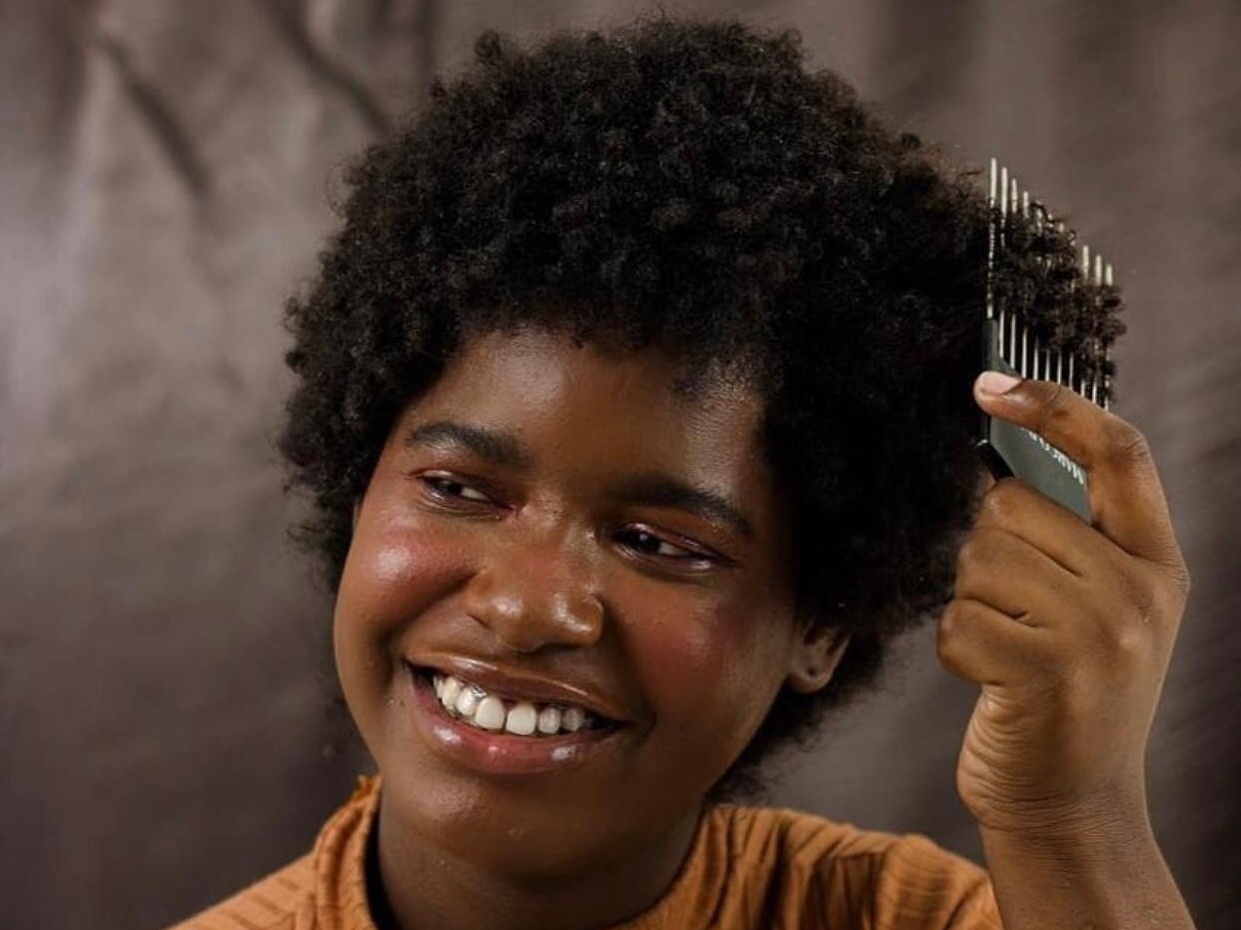 Após ofensa a cabelo afro, jovem recebe apoio jurídico e mais de R$ 100 mil