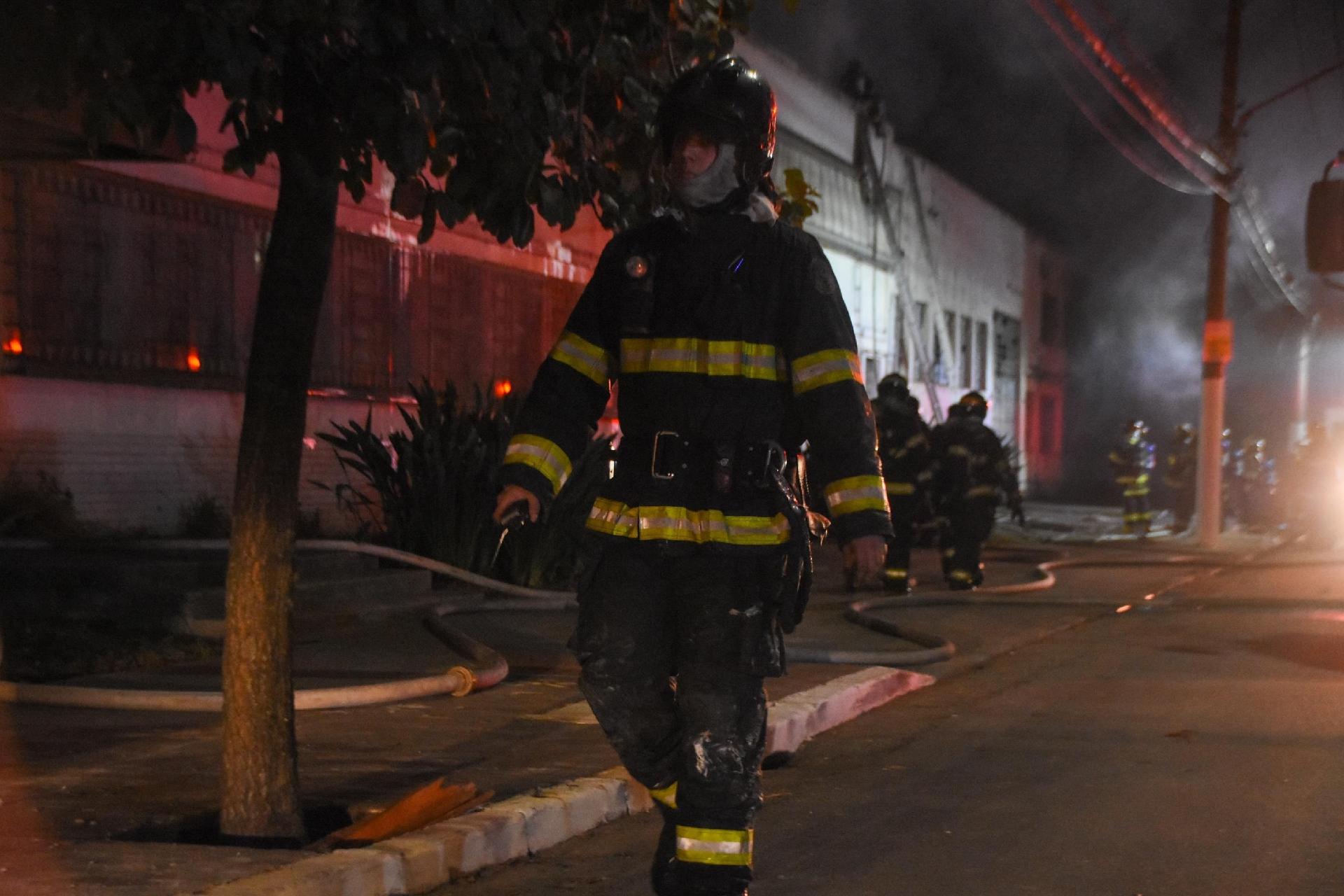 Cinemateca na Vila Leopoldina pega fogo, na cidade de São Paulo, SP, nesta noite de quinta-feira (29) - RONALDO SILVA/FUTURA PRESS/ESTADÃO CONTEÚDO