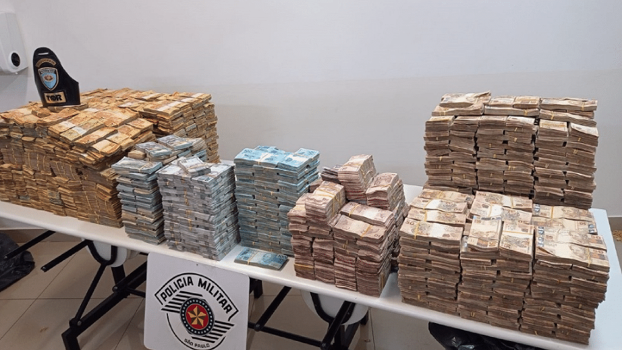 Quase R$ 12 milhões em dinheiro, entre reais e dólares, foram apreendidos em Presidente Prudente (SP) pela Polícia Rodoviária - Secretaria da Segurança Pública de São Paulo