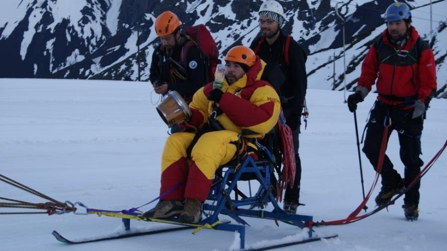 Para a viagem de 2011, os montanhistas adaptaram uma cadeira de rodas e colocaram esquis - Proyecto Panzer