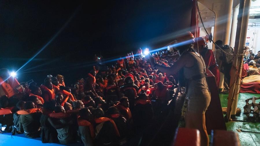 03.nov.2021 - Migrantes em um barco de madeira esperam ser resgatados pela ONG alemã Sea Eye durante uma operação de busca e resgate no Mar Mediterrâneo. - Hugo Le Beller/Sea-Eye/Handout via REUTERS