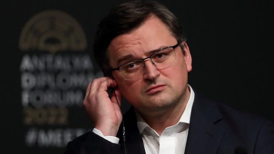 O chefe da diplomacia ucraniano mais uma vez pediu mais armas pesadas e o endurecimento das sanções contra "todos que contribuem para a guerra de Putin" - Murad Sezer/Reuters