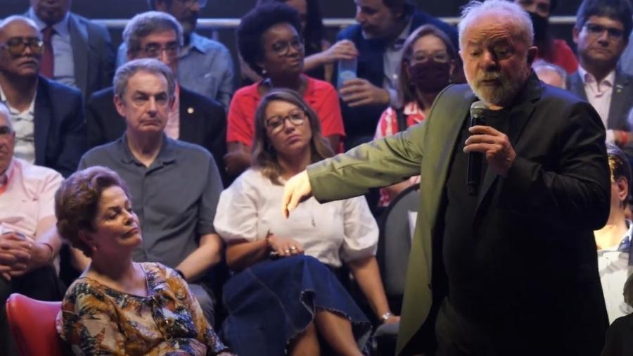 O ex-presidente Lula discursa durante evento na Uerj, observado por Dilma Roussef - Reprodução/ Youtube