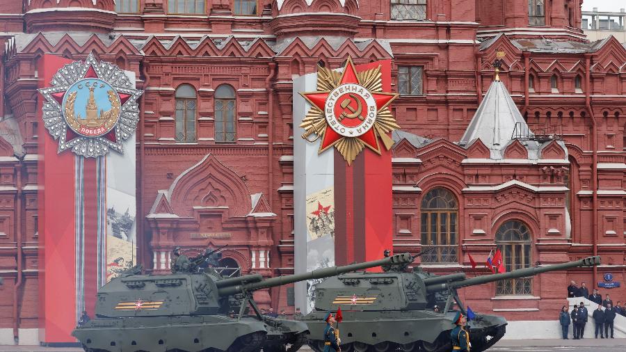 9.mai.2022 - Tanques do exército russo participam do desfile do Dia da Vitória, na Praça Vermelha, em Moscou - Maxim Shemetov/Reuters