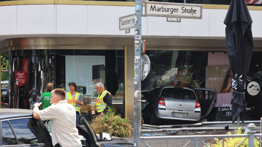 Carro subiu em calçada e atingiu pedestres antes de bater em fachada de loja de cosméticos, em Berlim - Reprodução/Fabrizio Bensch/Reuters