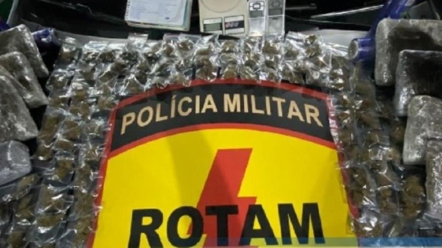Símbolo da Rotam, da Polícia Militar de Goiás, em carga de entorpecentes apreendidos pela corporação - Divulgação/PM-GO