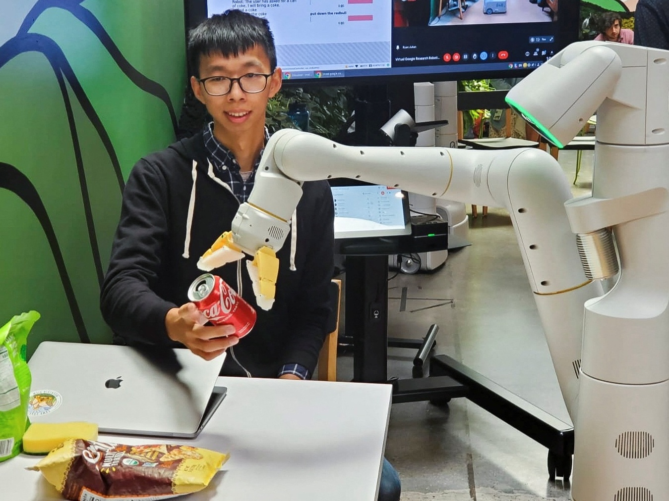 Vai um refri? Como o Google está ensinando robôs assistentes a nos servirem  - 18/08/2022 - UOL TILT