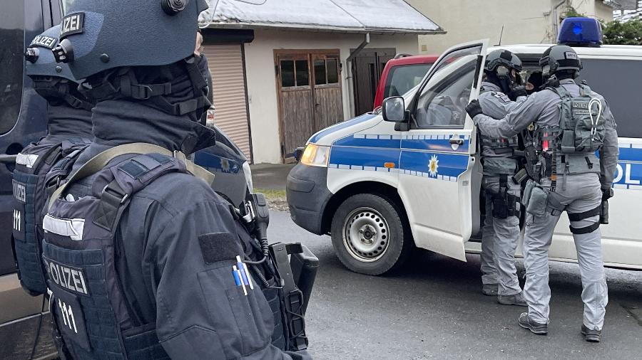 Forças especiais da polícia alemã patrulham e revistam a área em Bad Lobenstein, no leste da Alemanha, como parte da operação contra membros de um "grupo terrorista" de extrema-direita suspeito de planejar um ataque ao parlamento - 07.dez.22 - FRICKE/AFP
