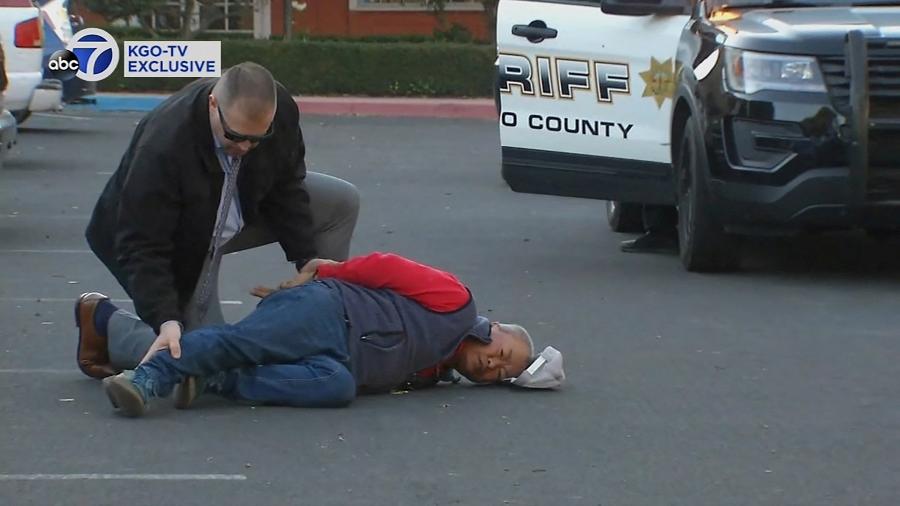 23.jan.23 - Um suspeito é preso por policiais após um tiroteio em massa em dois locais na cidade costeira de Half Moon Bay, Califórnia, EUA - ABC AFFILIATE KGO/via REUTERS